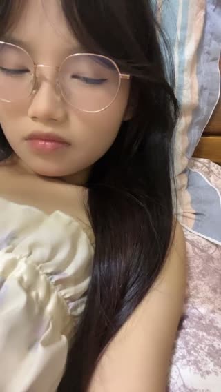 乖巧眼镜美少女！居家收费房诱惑！脱掉裙子假屌自慰，进出抽插骚穴，表情很享受