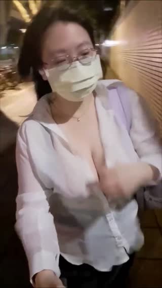 小学老师下班路上被家长抓到不检点露奶