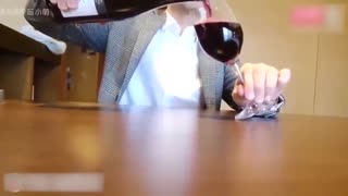 强奸同事被按桌子上操美乳丰臀