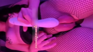 网曝网红女神米妮子土豪定制罕见白虎馒头逼炮机自慰疯狂喷水