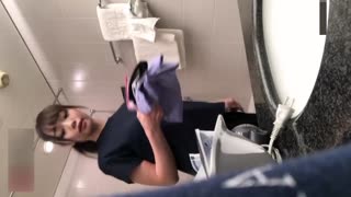 【偷拍表妺洗澡】意外拍到妹妺自慰高潮爽到 哭出来