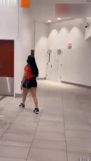女厕露出，女装大佬【小薰】女厕沉浸式露出爆射