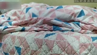 家庭监控偷拍，18岁学生看黄片抠逼自慰