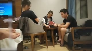 真实偷拍，几个朋友和女牌友一起打牌，玩着玩着性欲来了想操逼，给女牌友下药后，轮流排精
