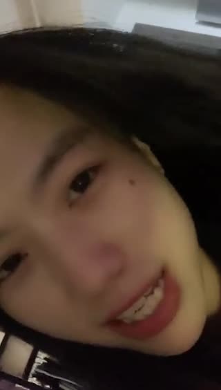 【学生泄密】高中校花和男友裸聊被爆_是真的清纯_小女友害羞的样子_可惜被渣男毁了_这回是真校花