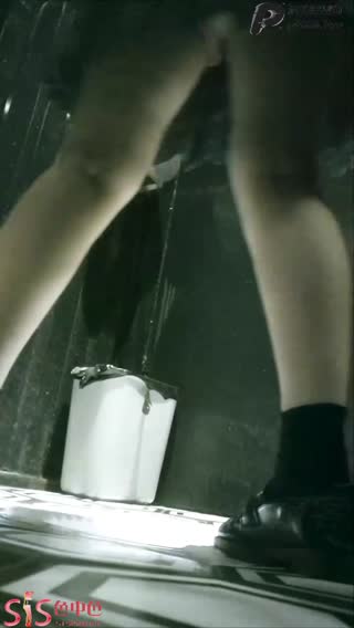重金外购极品酒吧全景厕拍景JK小妹喝大了