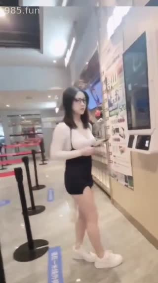 户外露出-高颜值女神娇妻 戴着肛塞电影院极限露出-
